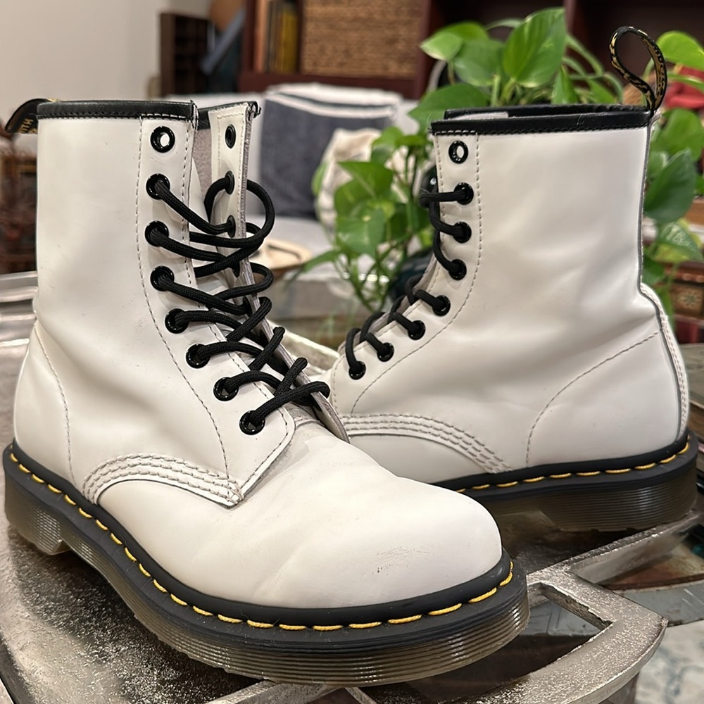 Dr Martens Doc white w yellow stitching 8 eyelet boot sz 7